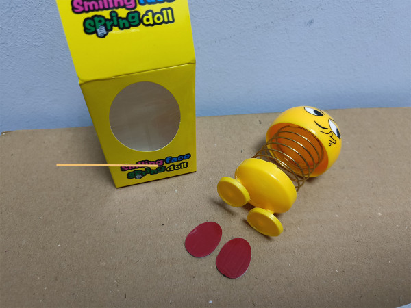 Игрушка маятник для автомобиля ( самоклейка на ноги в комплекте )